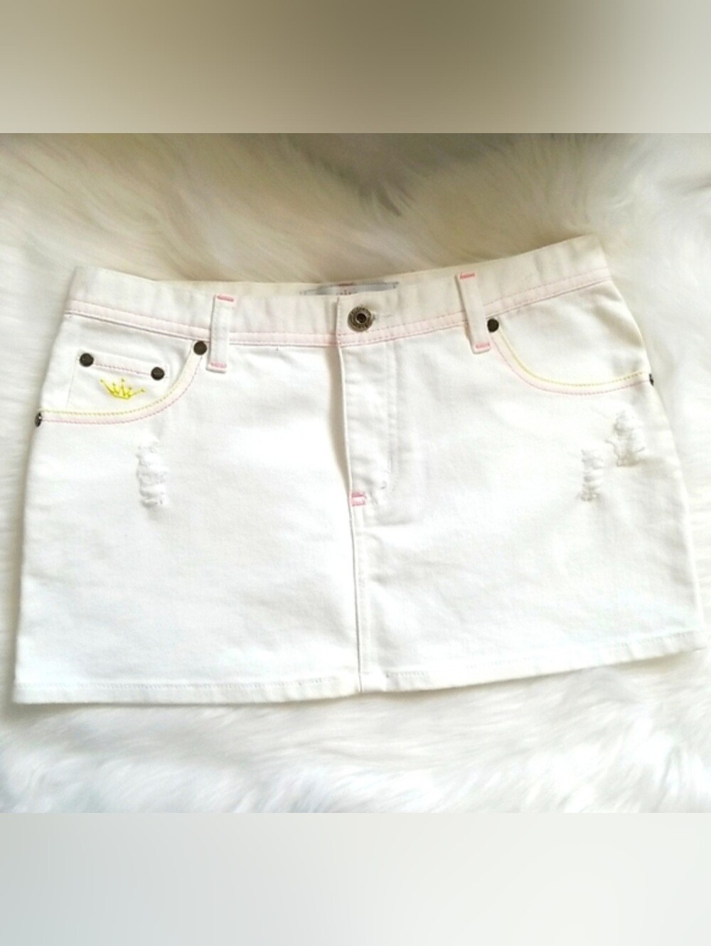 DUCHESSE Jeans Y2K Style White Denim Distressed Mini Skirt with Pink Stitching